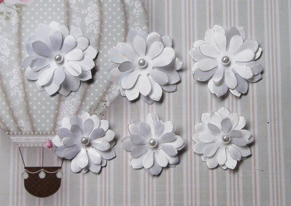 Flor em 3d - Brancas - 06 un