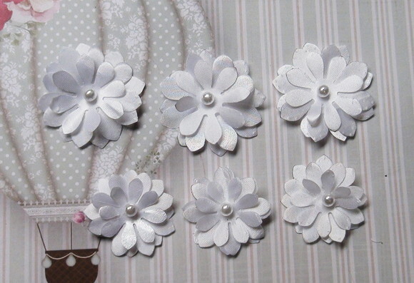 Flor em 3d - Brancas - 06 un