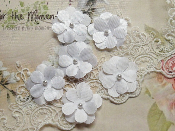 Flor em Cetim 3d - 3cm - 30 un - Branca
