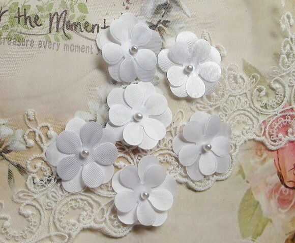 Flor em Cetim 3d - 3cm - 30 un - Branca