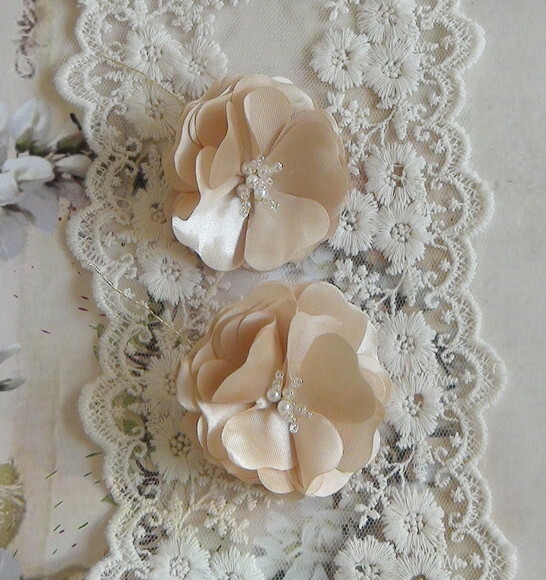 Flor em Cetim 3d - Champagnhe - 01 un