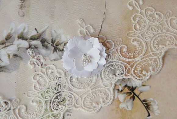 Flor em Cetim 3d - Branca - c/ Cabo - 01 un