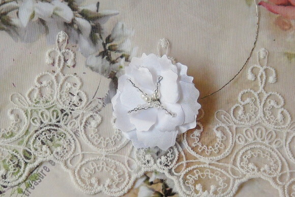 Flor em Cetim 3d- Branca - c/ Cabo - 01un