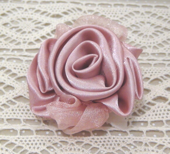 Flor em Cetim e Organza Rosa Antigo