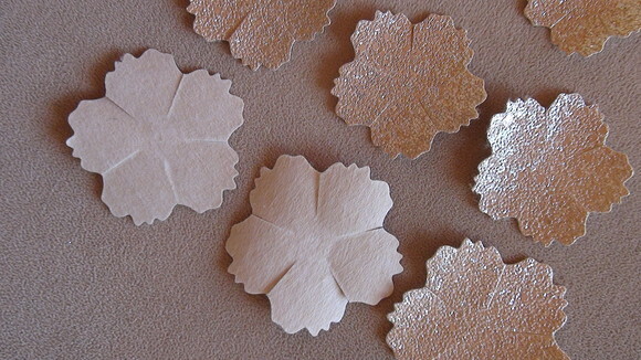 Flor em Couro Sintético - 20 un - Gliter Creme