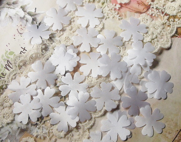 Pétalas de Flor em Cetim 3d - Branco - 30 un - 3,0 Cm.