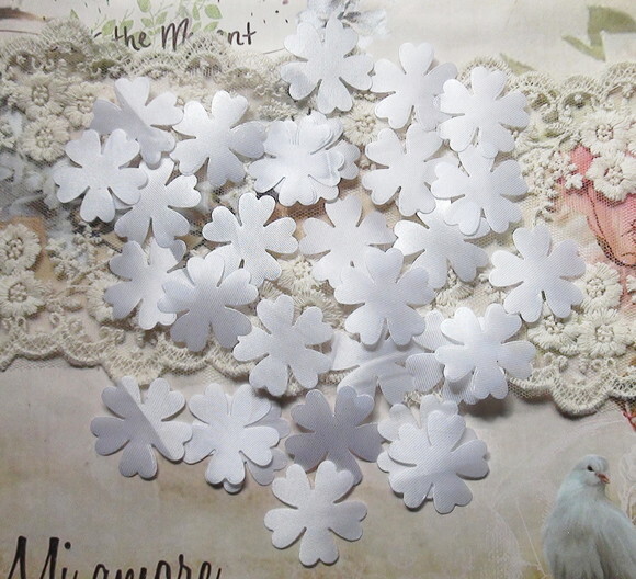 Pétalas de Flor em Cetim 3d - Branco - 30 un - 3,0 Cm.