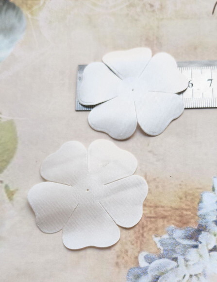 Pétalas de Flor em Cetim 6cm - 100 un