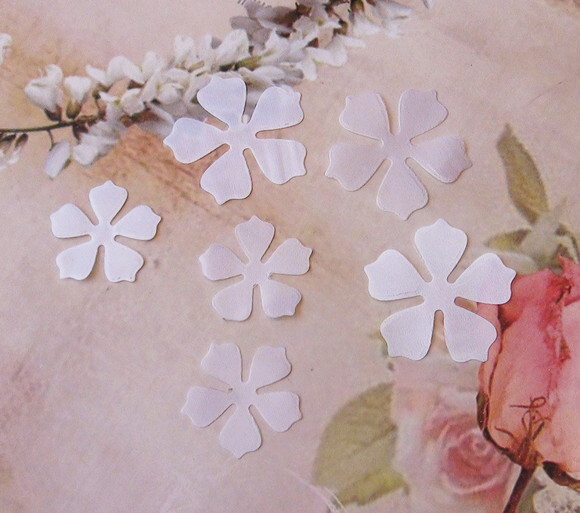 Pétalas de Flor em Cetim Brancas - 30 un