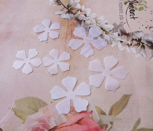 Pétalas de Flor em Cetim Brancas - 30 un
