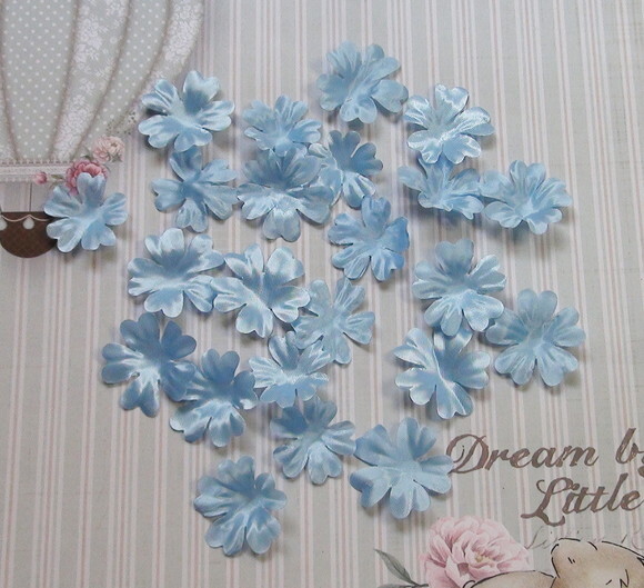 Pétalas de Flores em Cetim 3d - Azul Celeste - 30 un