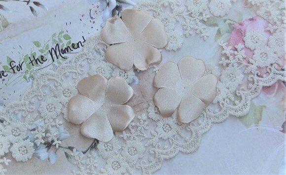 Pétalas de Flores em Cetim e Organza - 6 cm - 30 un