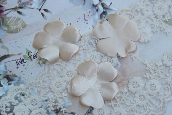 Pétalas de Flores em Cetim e Organza - 6 cm - 30 un