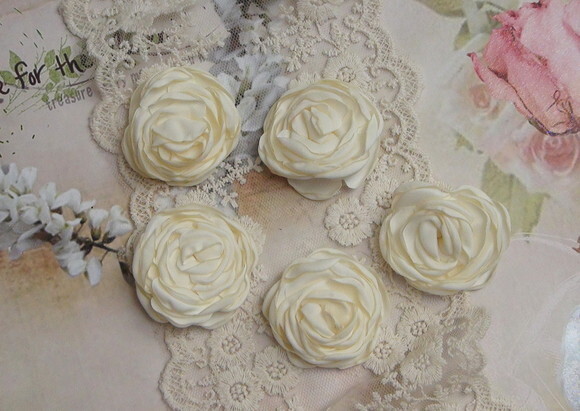 Rosas em Cetim 3d - 5 un - Marfim
