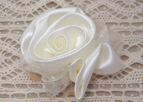 2 Flores em Cetim e Organza Ivory