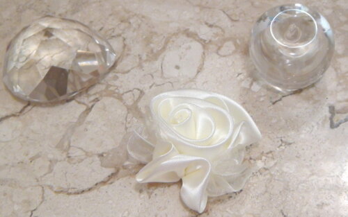 2 Flores em Cetim e Organza Ivory