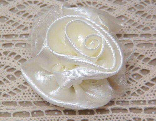 2 Flores em Cetim e Organza Ivory
