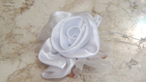 2 Flores Rosa em Cetim e Organza Branca