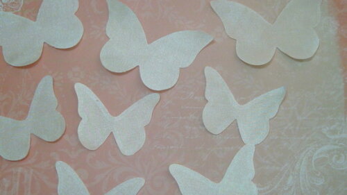 Borboletas em Cetim - 75 un - 6,5x4,5cm - Amarelo Claro.