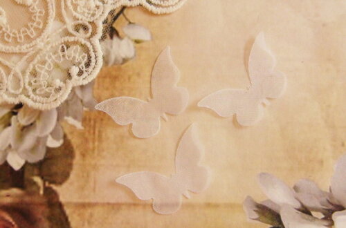 Borboletas em Organza Branca- 25 un - 3,5 x 2,5 cm