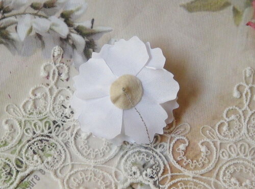Flor em Cetim 3d - Branca - c/ Cabo - 01 un
