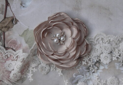 Flor em Cetim 3D - Marron- 01 Un.