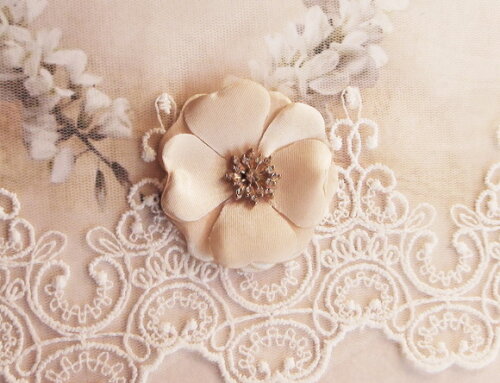 Flor em Cetim Chaton Champagnhe - 5cm - 02 un