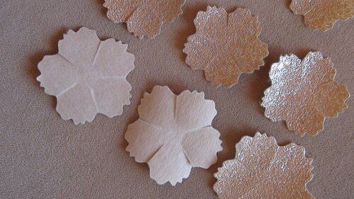 Flor em Couro Sintético - 20 un - Gliter Creme