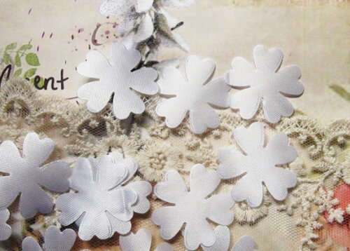 Pétalas de Flor em Cetim 3d - Branco - 30 un - 3,0 Cm.