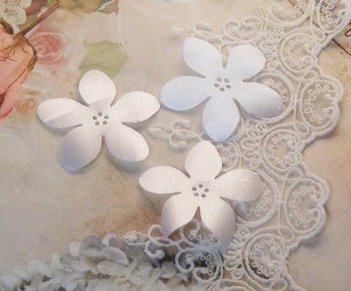 Pétalas de Flor em Cetim Branca - 30 un - 5,5 Cm.