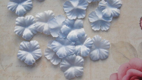 Pétalas de Flores em Cetim - 30 un - Azul Bebe
