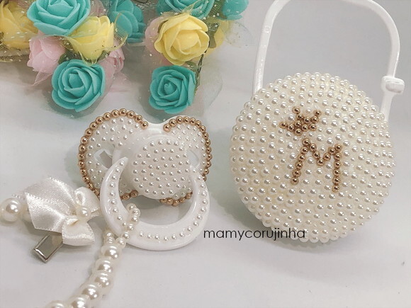 Kit Chupeta Pérolas + Porta Chupeta + Prendedor