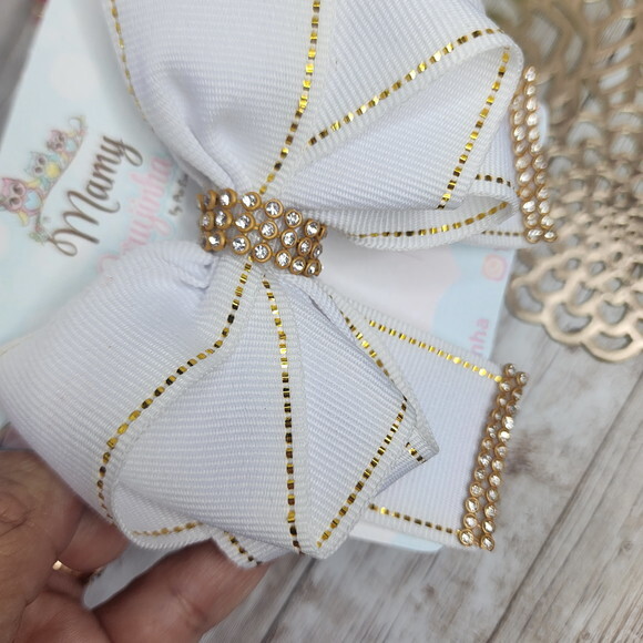 Laço Branco com Detalhes Dourado