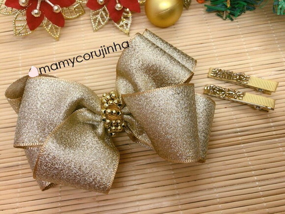 Laço gliter dourado com chuva de perolas + par de hair clips