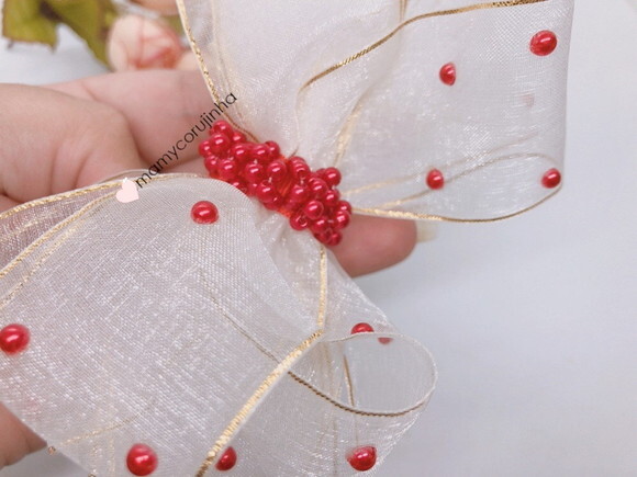 LAÇO ORGANZA CHUVA DE PÉROLAS VERMELHAS