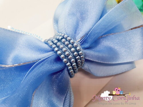 Laço de organza com chuva de pérolas delicat