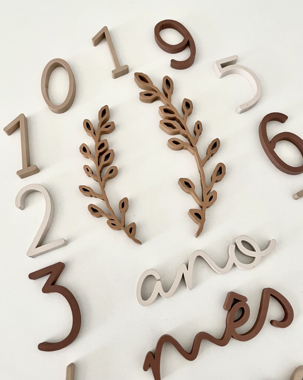 Kit Mesversário Ramos Minimalista em Madeira MDF – Design By L