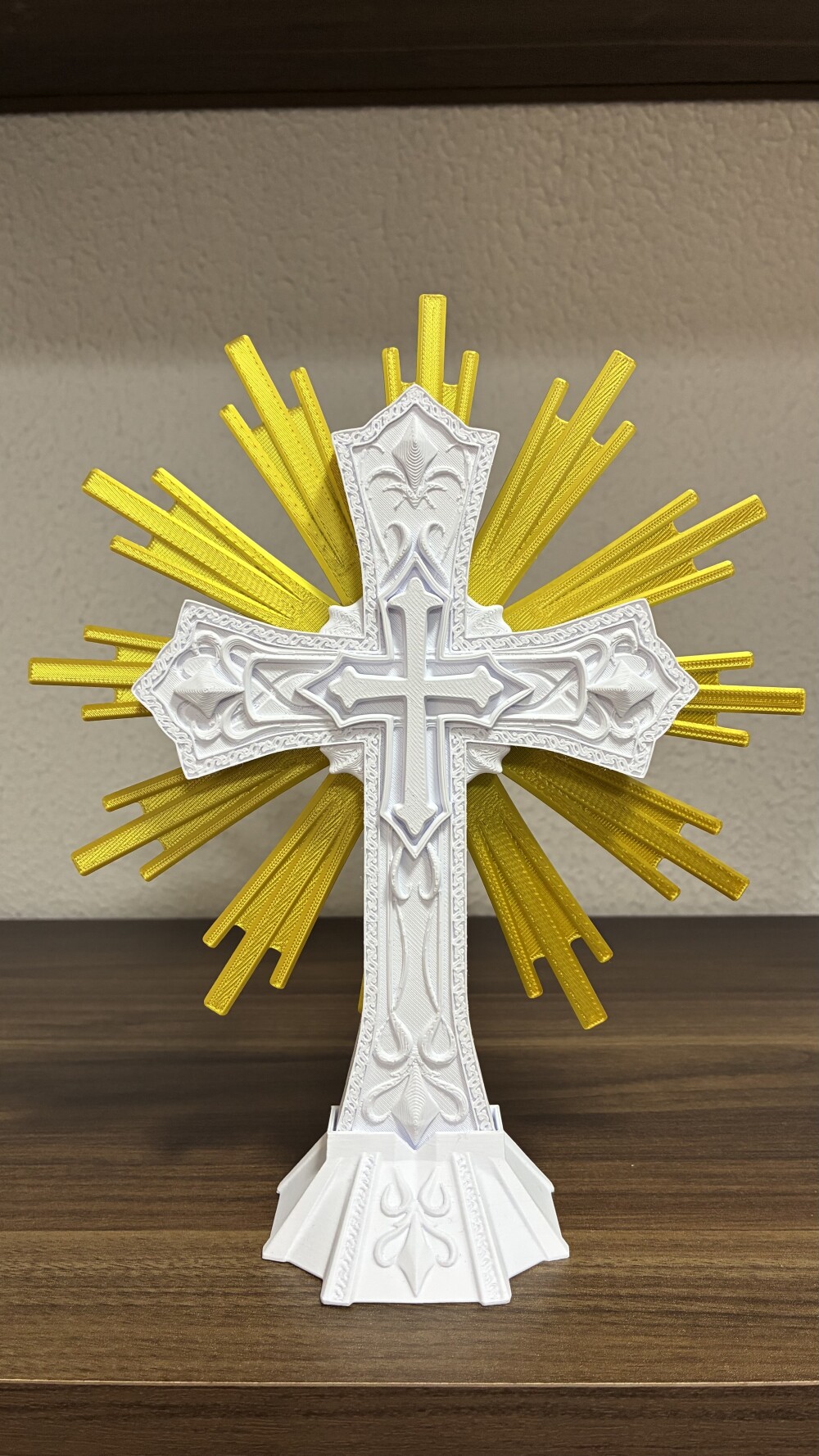 Cruz Decorativa Religiosa com Raios Dourados - 22cm