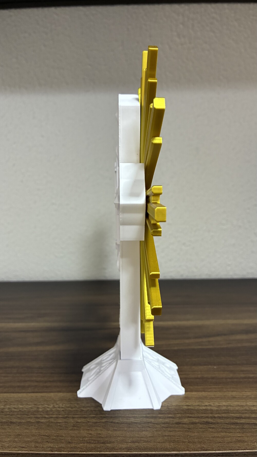 Cruz Decorativa Religiosa com Raios Dourados - 22cm