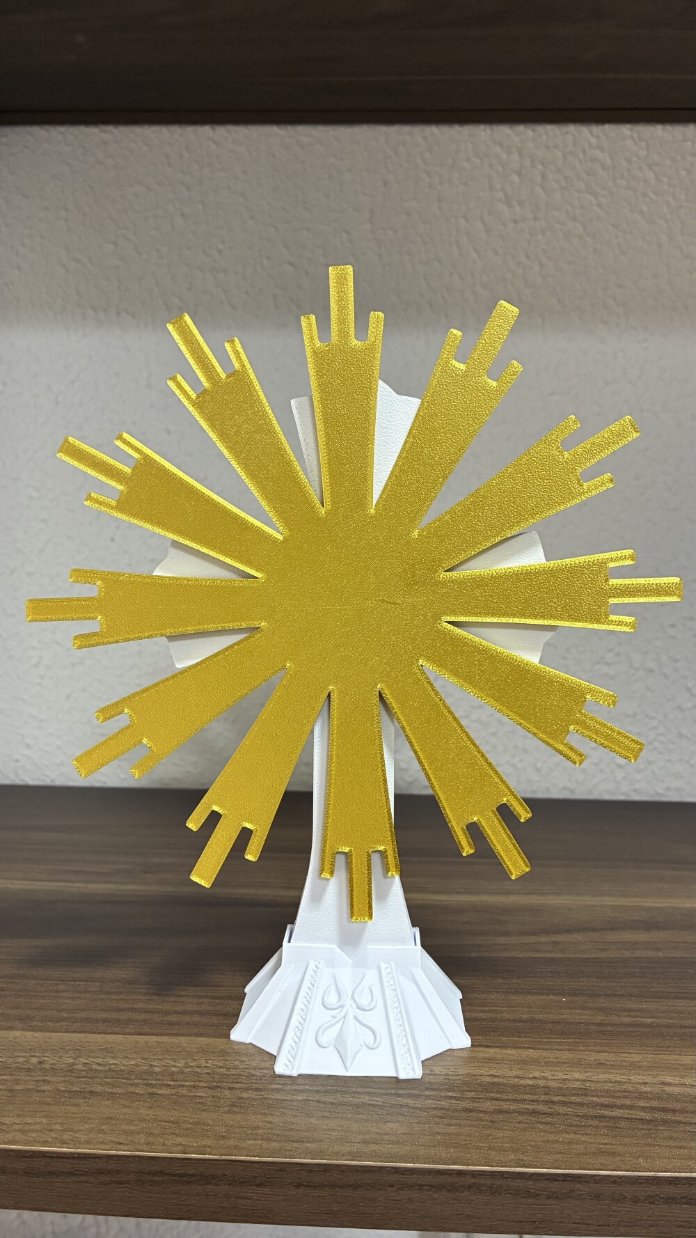 Cruz Decorativa Religiosa com Raios Dourados - 22cm