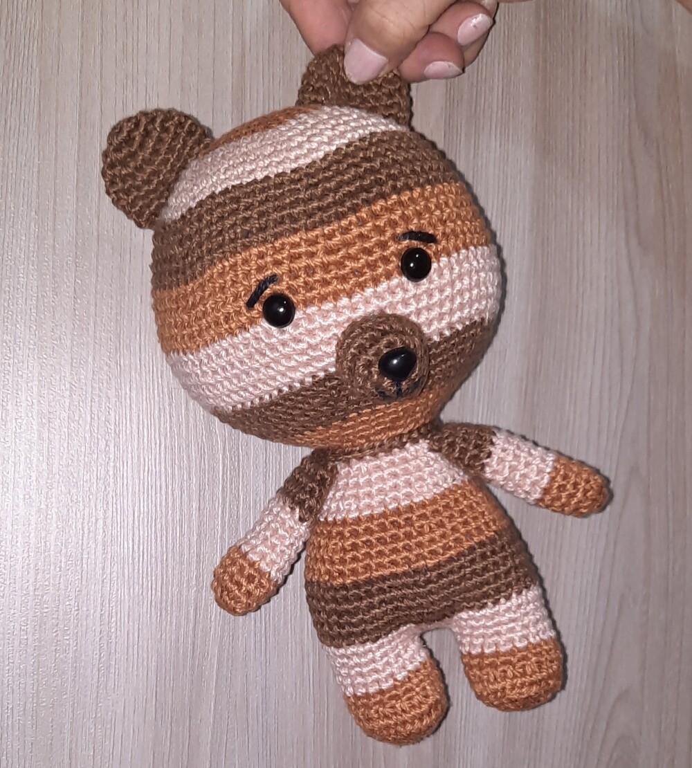 URSINHO AMIGURUMI LISTRAS MARROM