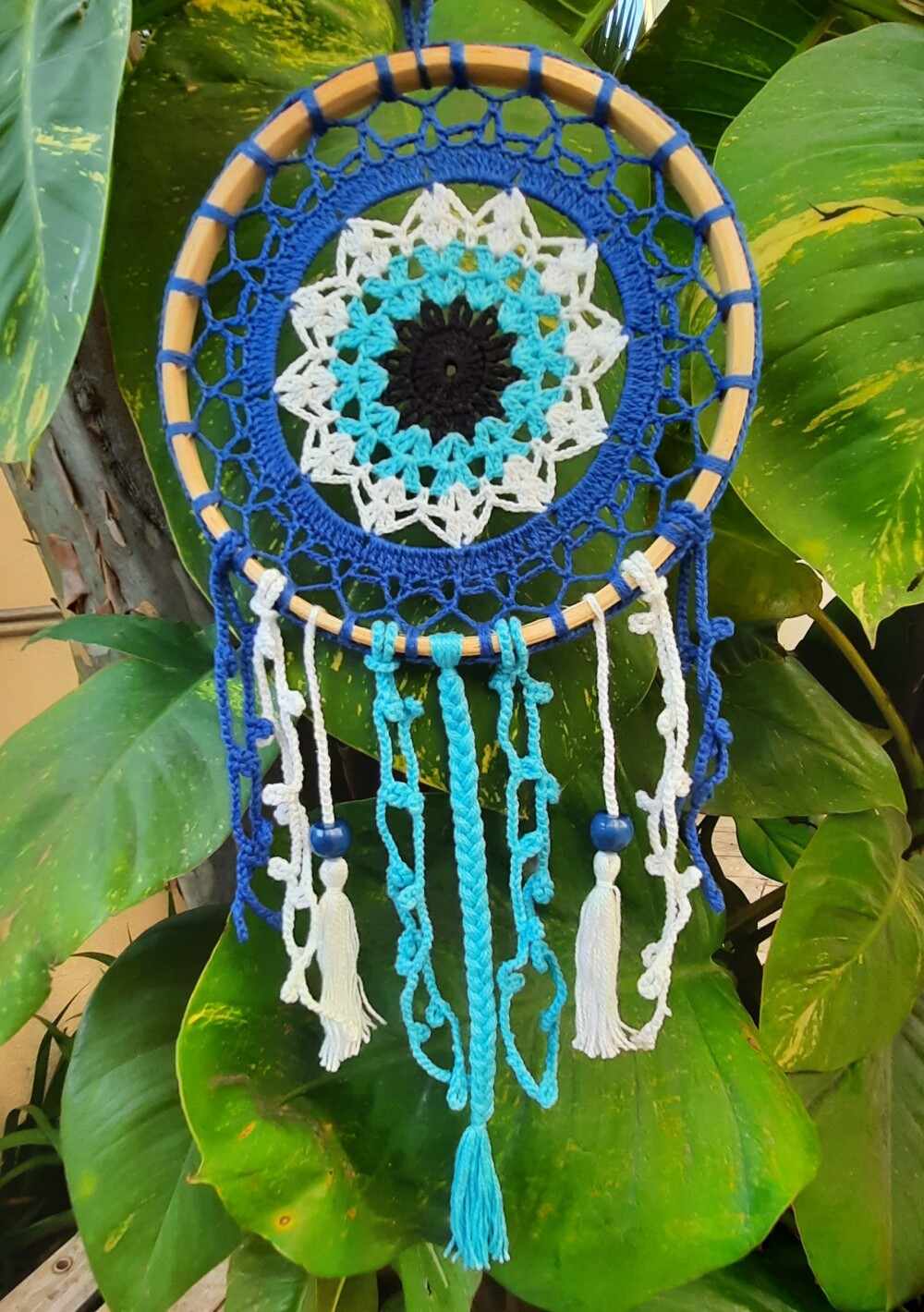 Mandala Decorativa em Crochê com Tons Azuis