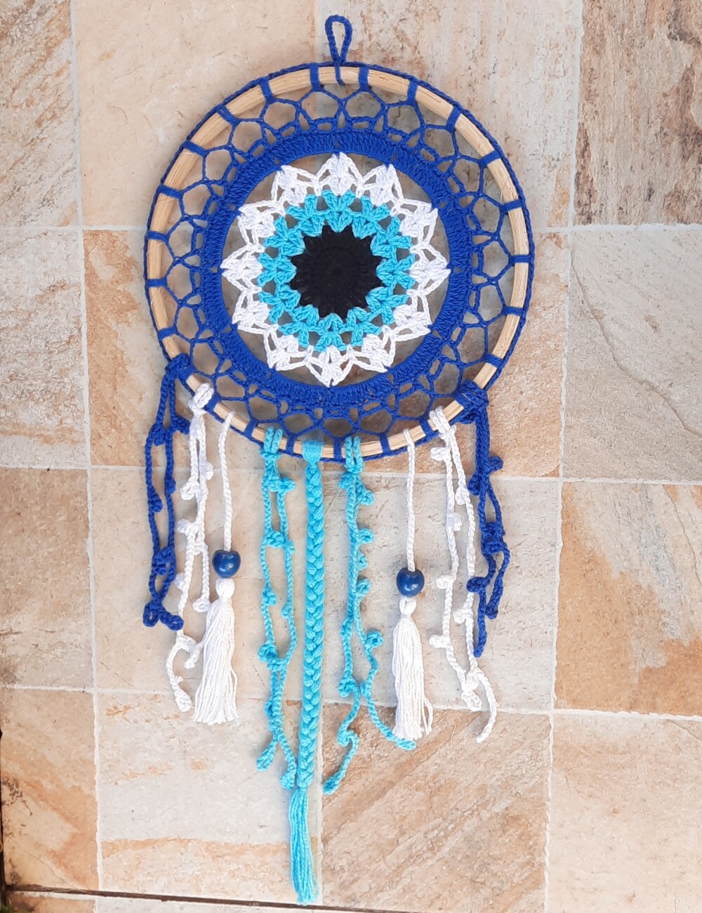 Mandala Decorativa em Crochê com Tons Azuis