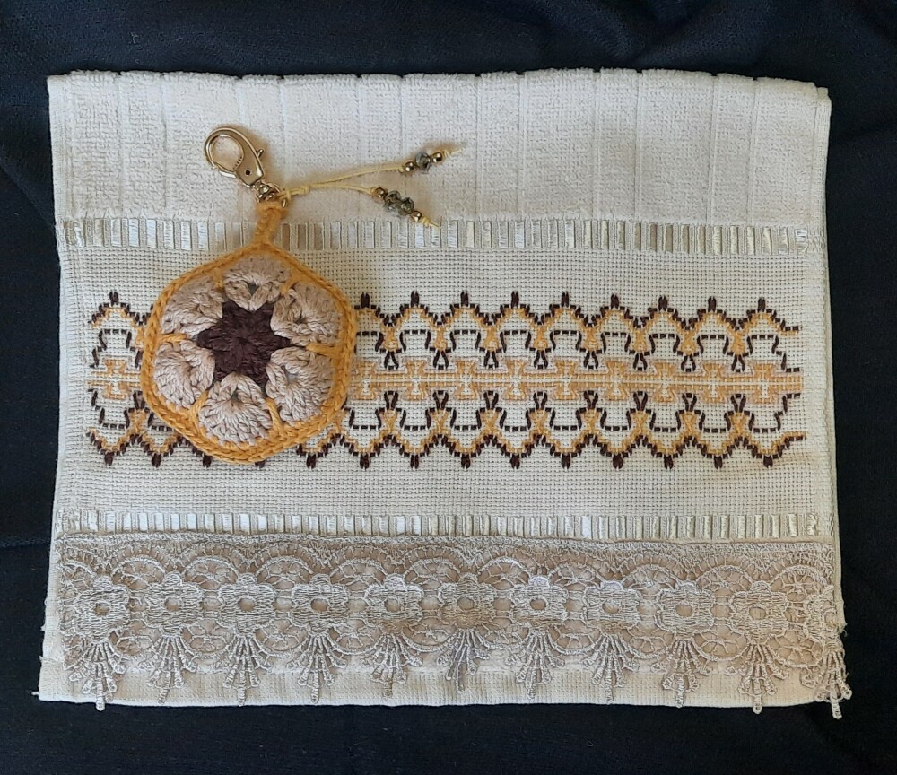 TOALHA LAVABO BORDADA + PINGENTE/CHAVEIRO FLORZINHA AMIGURUMI