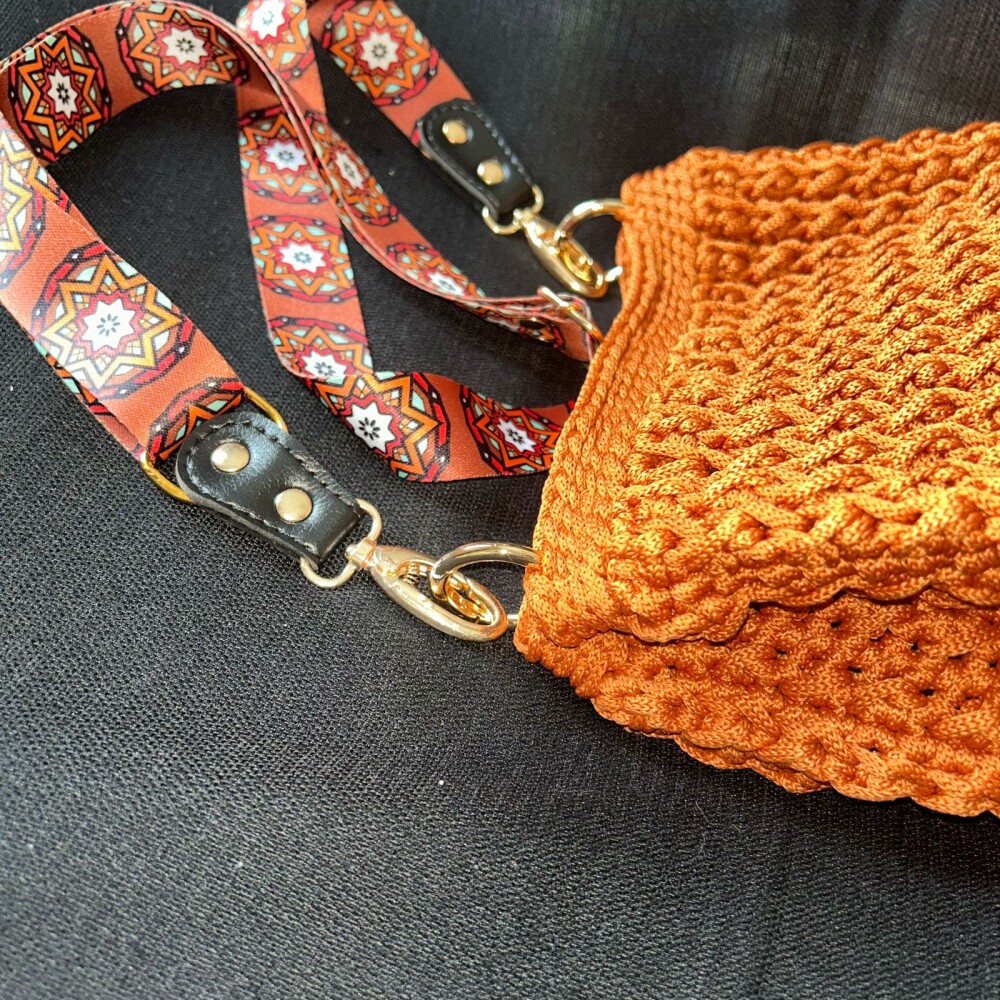Bolsa cor Caramelo de Crochê em Fio Náutico - alça acetinada t
