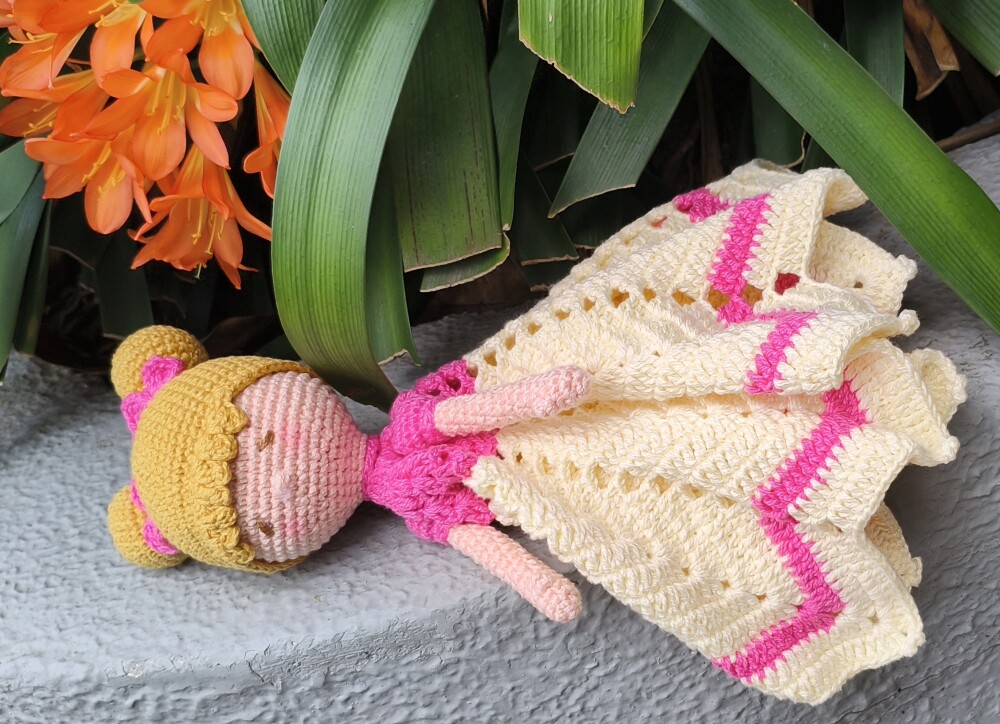 BONECA NANINHA-MANTA DE APEGO EM AMIGURUMI/MENINA/CROCHÊ/BEBE/CR
