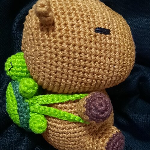 Capivara com mochila de Tartaruga confeccionado em crochê na té