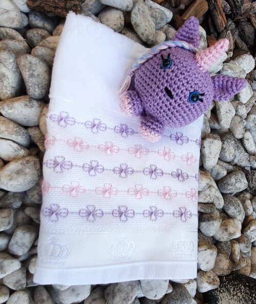 UNICÓRNIO AMIGURUMI + TOALHA LAVABO BORDADA - KIT INFANTIL