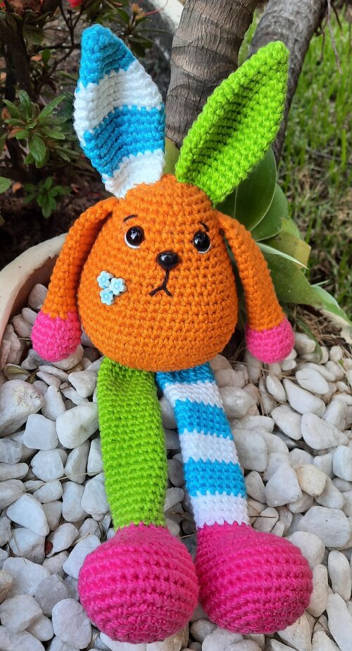 COELHO COLORIDO AMIGURUMI