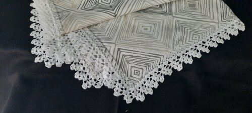 Toalha de chá com barrado de crochê
